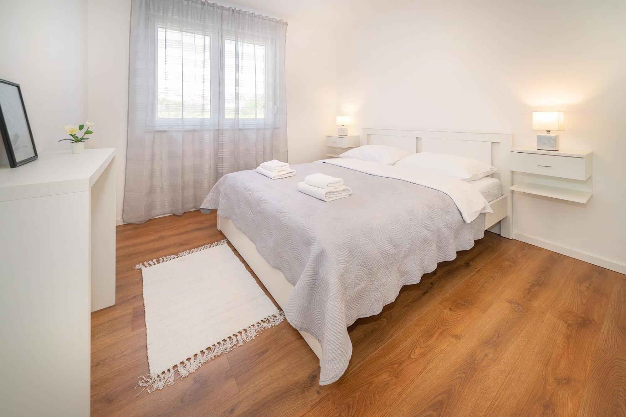 Poolside Apartments Anabella Baska  Bagian luar foto
