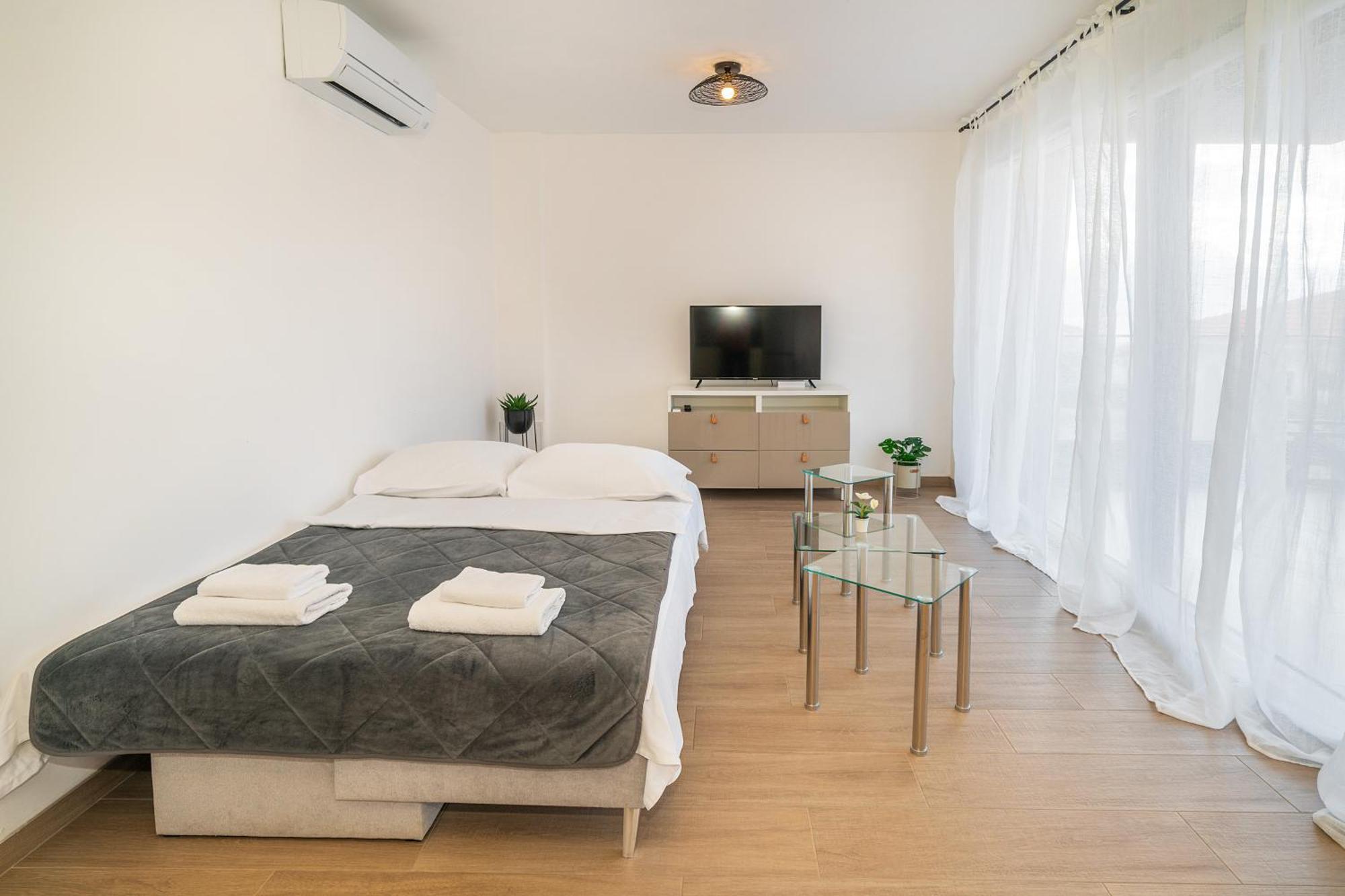 Poolside Apartments Anabella Baska  Bagian luar foto